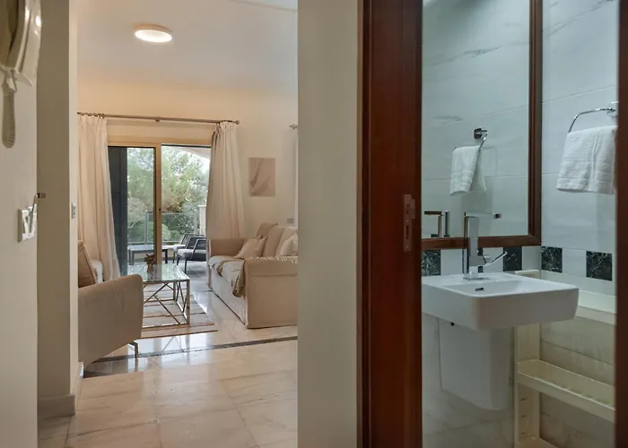 Avyra Residences Amorosa Polis