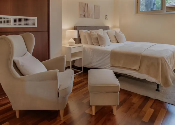 Avyra Residences Amorosa Polis