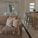 Avyra Residences Amorosa Villa Polis