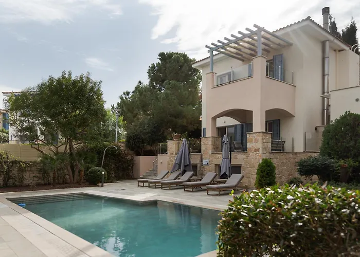 Avyra Residences Amorosa Vila Polis