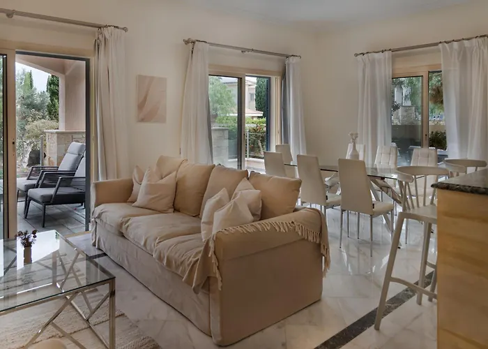 Avyra Residences Amorosa * Polis