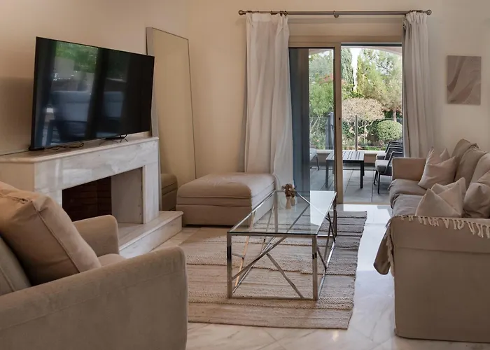 Avyra Residences Amorosa Vila Polis