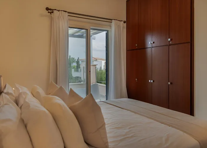 Avyra Residences Amorosa Polis