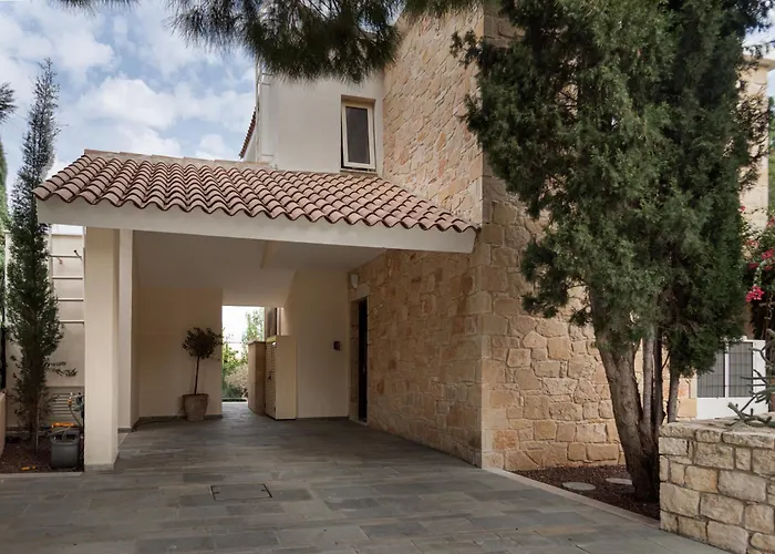 Vila Avyra Residences Amorosa Polis