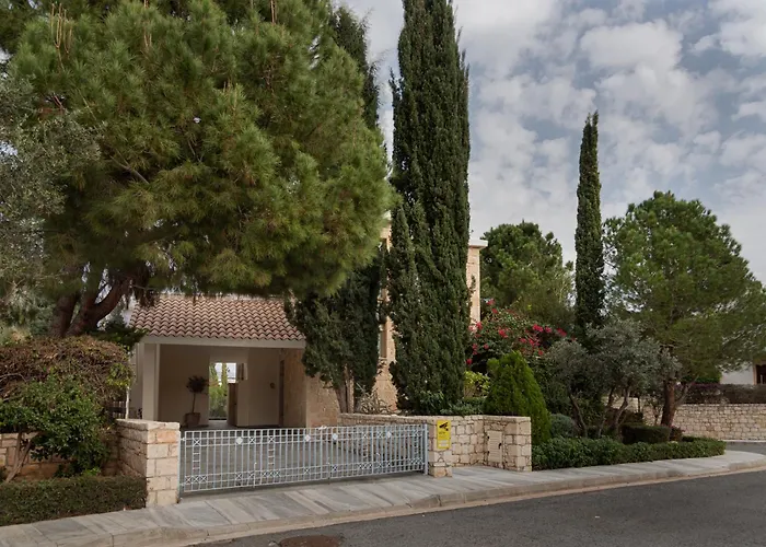 Vila Avyra Residences Amorosa Polis